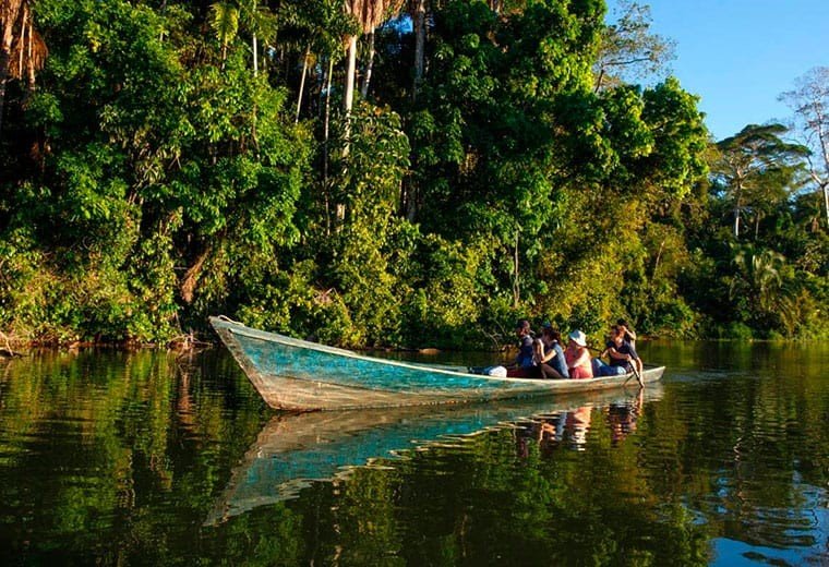 tourists-Peruvian-Amazon